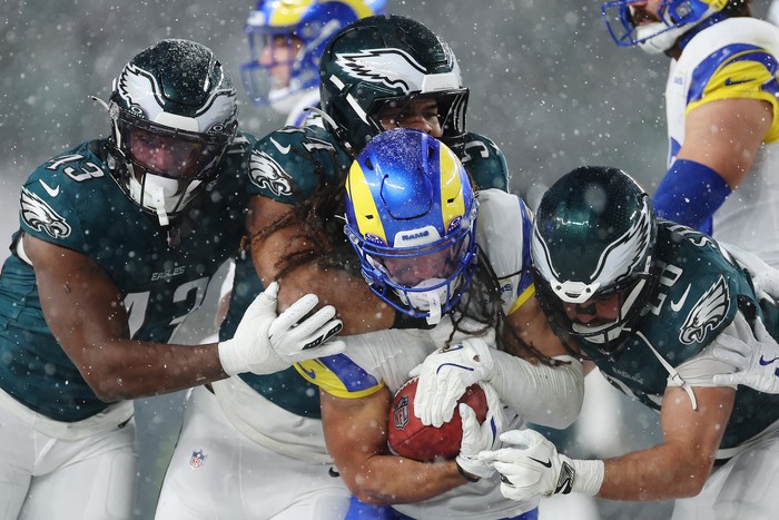 Jordan Whittington, de Los Angeles Rams, es tackleado por los Philadelphia Eagles, el 19 de enero, durante el partido de _playoffs_ divisionales de la NFC, en el Lincoln Financial Field, en Filadelfia, Pensilvania. · Foto: Sarah Stier, Getty Images, AFP