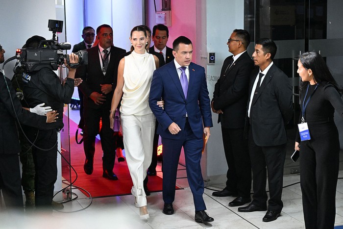 El presidente y candidato presidencial de Ecuador, Daniel Noboa, llega con su esposa, Lavinia Valbonesi, al canal estatal antes del debate presidencial, el 19 de enero, en Quito. · Foto: Rodrigo Buendía, AFP