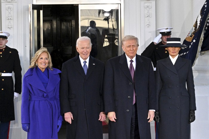 Jill Biden, Joe Biden, Donald Trump y Melania Trump, a la llegada de Trump para la ceremonia de investidura presidencial en el Capitolio, en Washington. · Foto: Roberto Schmidt, AFP