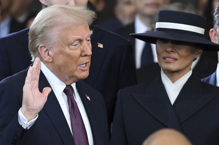 Donald y Melania Trump mientras Donald Trump presta juramento como el 47º presidente de Estados Unidos. · Foto: Saul Loeb, POOL, AFP