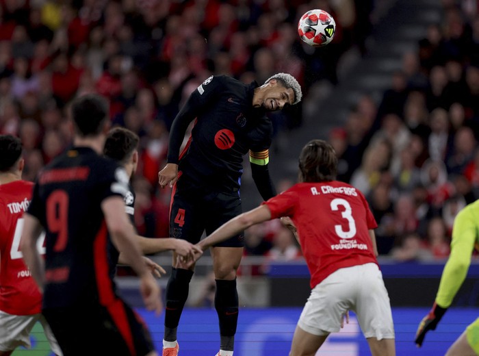 Ronal Aráujo, durante el partido Benfica - Barcelona, por la UEFA Champions League, en el estadio Luz en Lisboa. · Foto: Felipe Amorim, AFP