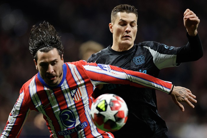 José María Giménez y Patrik Schick, del Bayer Leverkusen, el 21 de enero, en en el estadio Metropolitano de Madrid. · Foto: Óscar del Pozo, AFP