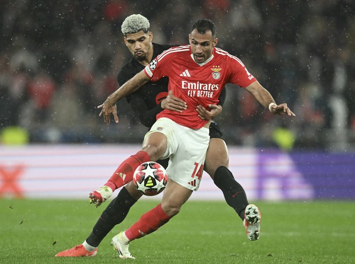 Vangelis Pavlidis, de Benfica, y Ronald Araújo, de Barcelona, en el estadio Luz de Lisboa. · Foto: Patricia de Melo Moreira, AFP