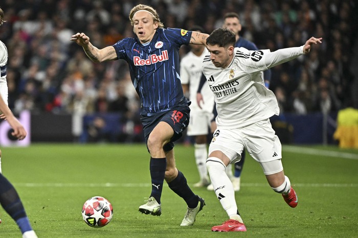 Mads Bidstrup, de Salzburgo, y Federico Valverde, de Real Madrid, durante el partido por UEFA Champions League, en el estadio Santiago Bernabéu, en Madrid. · Foto: Javier Soriano, AFP