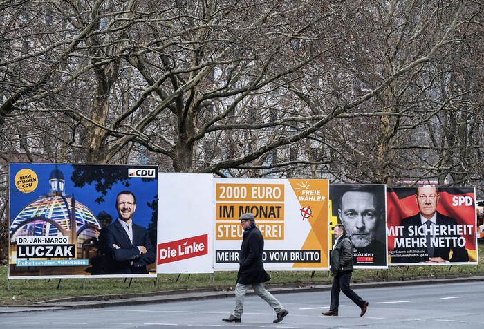 Carteles de las campaña electoral (de izq. a der.) el partido Unión Demócrata Cristiana (CDU), el Partido de Izquierda (Die Linke), los Votantes Libres (Freie Waehler), los Demócratas Libres (FDP) y el Partido Socialdemócrata (SPD), el 24 de enero, en Berlín. Foto: John Macdougall, AFP.