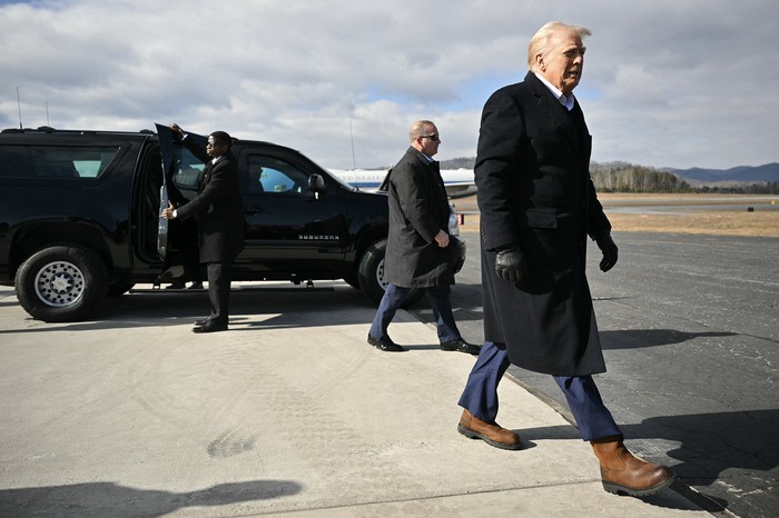 Donald Trump a su llegada al aeropuerto de Asheville, en Fletcher, Carolina del Norte. Foto: Mandel Ngan,  AFP.