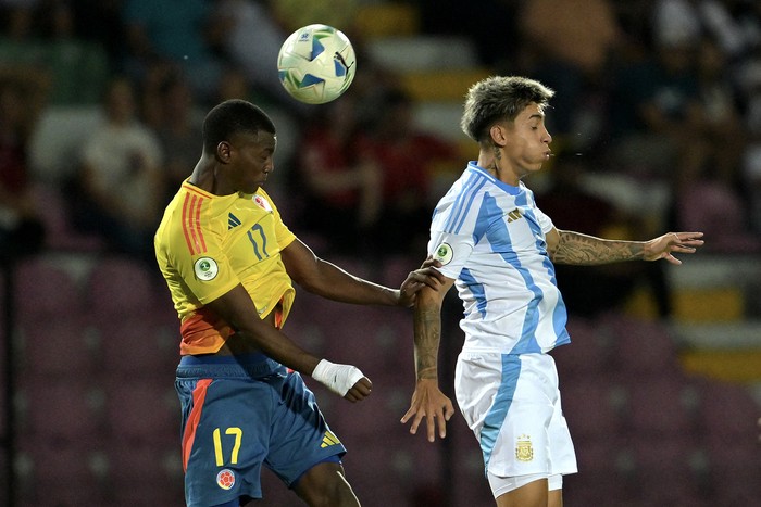 Juan Arizala, de Colombia, y Maher Carrizo, de Argentina, el 26 de enero, en el estadio Misael Delgado en Valencia, estado Carabobo, Venezuela.