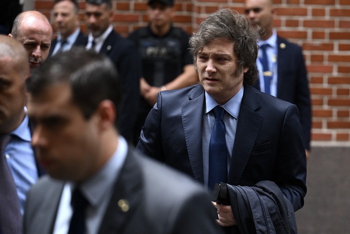 Javier Milei, sale del Museo del Holocausto tras asistir a un acto para conmemorar el Día Internacional de Conmemoración del Holocausto,  el 27 de enero, en Buenos Aires. · Foto: Luis Robayo, AFP