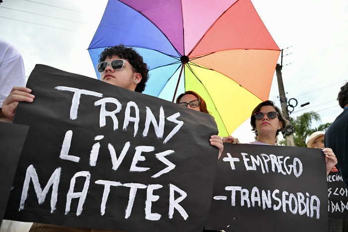 Miembros de la comunidad LGBTQ durante una protesta contra Donald Trump, el 28 de enero, frente a la embajada de Estados Unidos en Brasilia. · Foto: Evaristo Sa, AFP