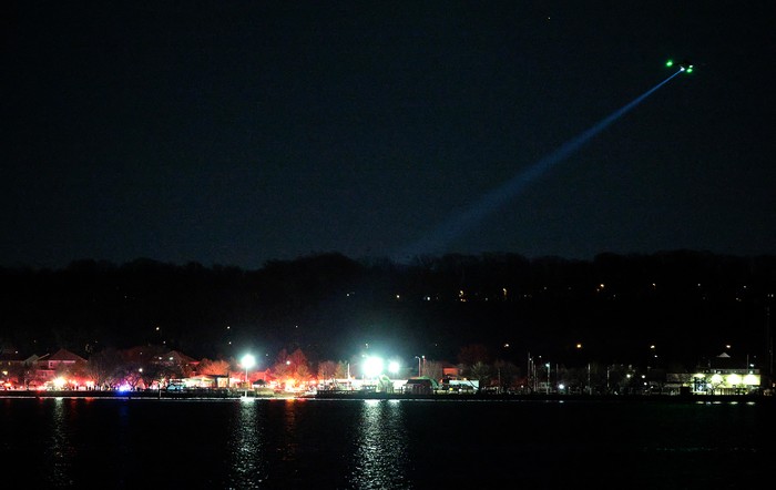 Operaciones de búsqueda y rescate sobre Capital Cove Marine en el río Potomac cerca del aeropuerto Ronald Reagan, el 30 de enero, en Washington. Foto: Chip Somodevilla, Getty Images, AFP.