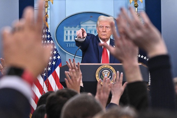 Donald Trump, el 30 de enero, durante la conferencia de prensa, en la Casa Blanca. · Foto: Roberto Schmidt, AFP