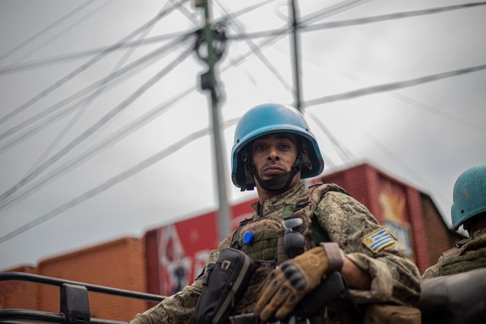 Un soldado uruguayo que presta servicio en la Misión de Estabilización de las Naciones Unidas en la República Democrática del Congo patrulla las calles de Goma el 31 de enero de 2025. · Foto: Jospin Mwisha, AFP