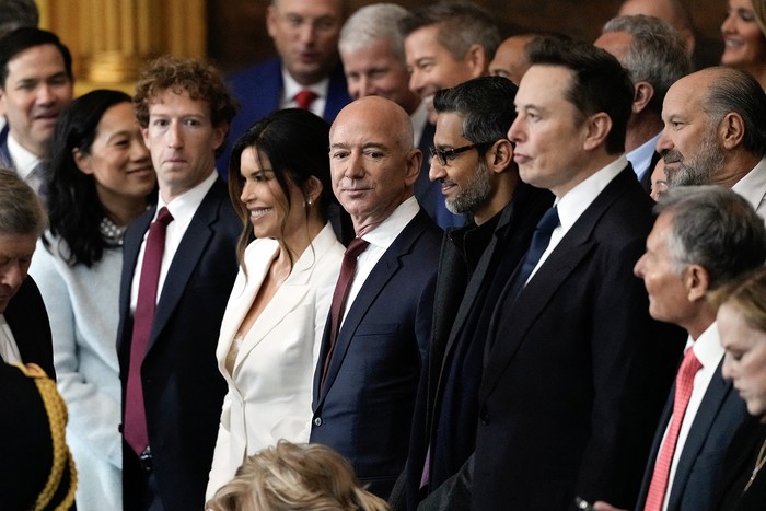 Mark Zuckerberg, Jeff Bezos, Sundar Pichai y Elon Musk, durante la asunción de Donald Trump, en el Capitolio, en Washington (archivo, enero de 2025). · Foto: Julia Demaree Nikhinson, AFP