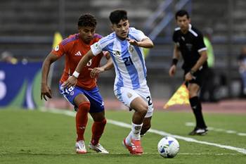 Ian Subiabre, de Argentina, y Juan Rossel, de Chile, en el Estadio Olímpico de la UCV, en Caracas, el 4 de febrero. · Foto: Juan Barreto, AFP