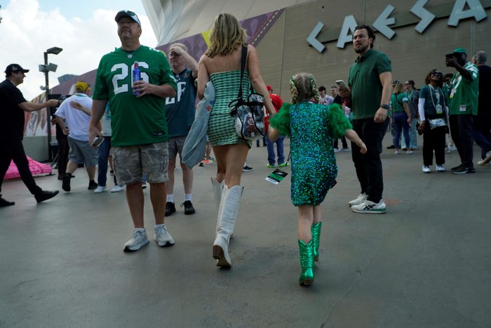 Aficionados de los Philadelphia Eagles llegan para el Super Bowl, el 9 de febrero, en el Caesars Superdome en Nueva Orleans, Luisiana. · Foto: Timothy A. Clary / AFP