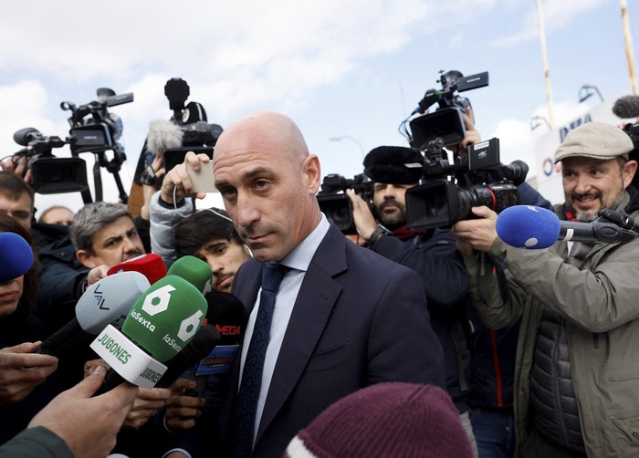 El expresidente de la Federación Española de Fútbol, ​​Luis Rubiales, a la salida de una audiencia en el juzgado de San Fernando de Henares, al este de Madrid. · Foto: Óscar del Pozo, AFP