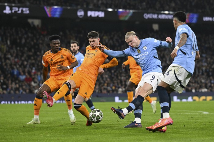 Federico Valverde, de Real Madrid, y Erling Haaland, de Machester City, durante partido por la UEFA Champions League en el estadio Etihad en Manchester. · Foto: Oli Scarff, AFP