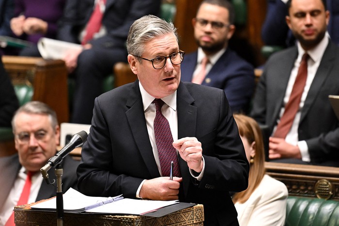 Primer ministro británico, Keir Starmer, en el Parlamento de Reino Unido. · Foto: Cámara de los Comunes / AFP