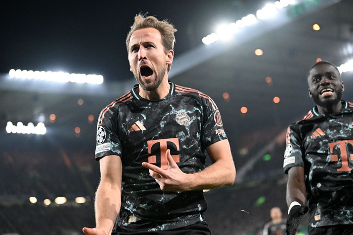 Harry Kane,  de Bayern Munich, celebra el segundo gol al Celtic en el estadio Celtic Park en Glasgow, Escocia. · Foto: Andy Buchanan, AFP