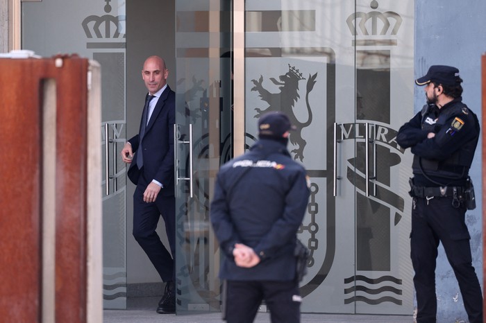 Luis Rubiales, en el juzgado de San Fernando de Henares, Madrid, el 13 de febrero de 2025 · Foto: Thomas Coex, AFP