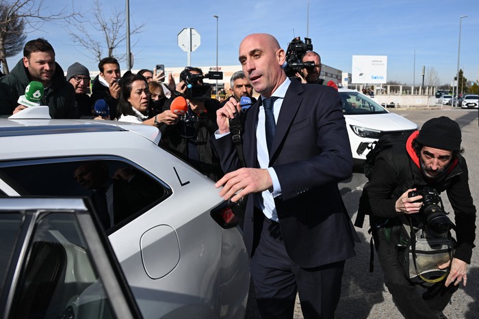 El expresidente de la Federación Española de Fútbol Luis Rubiales sale del juzgado de San Fernando de Henares, al este de Madrid, el 14 de febrero. · Foto: Javier Soriano, AFP