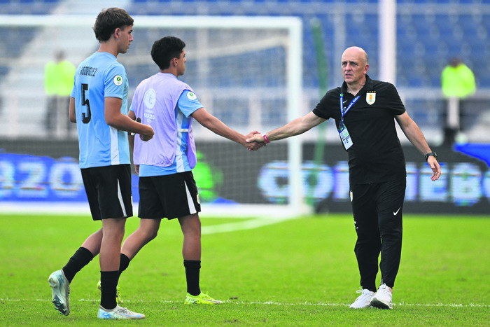 El entrenador de Uruguay, Fabián Coito, saluda a sus jugadores al final del partido, el 16 de febrero, en el estadio José Antonio Anzoátegui en Puerto La Cruz, Venezuela. · Foto: Juan Barreto, AFP