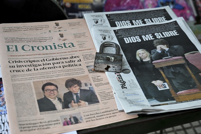 Portadas de diarios argentinos con titulares del presidente Javier Milei luego de que promocionara una criptomoneda, el 17 de febrero. · Foto: Luis Robayo, AFP