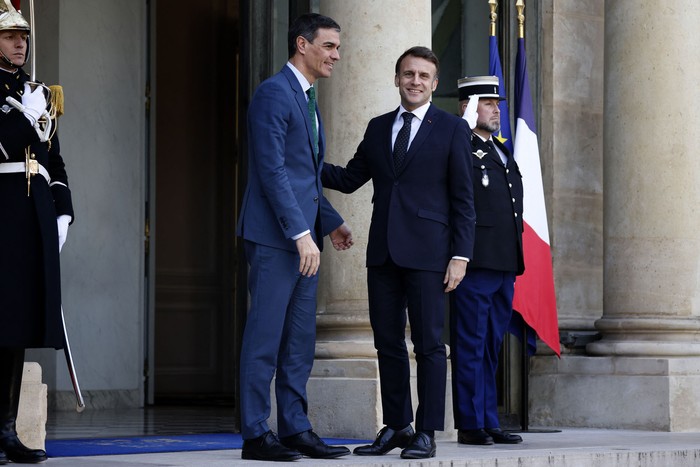 El presidente de Francia, Emmanuel Macron, recibe al presidente del gobierno español, Pedro Sánchez, antes de una cumbre informal de líderes europeos para discutir la situación en Ucrania y la seguridad europea, en el Palacio Presidencial del Elíseo en París. · Foto: Ludovic Marin, AFP