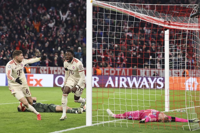 Alphonso Davies, tras marcar el gol del empate en el partido de vuelta de la UEFA Champions League entre  Bayern Múnich y el Celtic. · Foto: Alexandra Beier, AFP