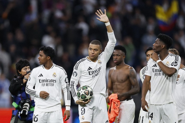 Kylian Mbappé, de Real Madrid, al final del partido de vuelta de la fase eliminatoria de la UEFA Champions League entre Real Madrid y Manchester City en el estadio Santiago Bernabéu, en Madrid. · Foto: Óscar del Pozo, AFP