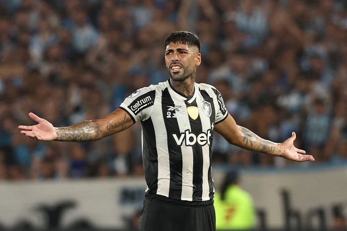 Alexander Barboza, durante el encuentro entre Botafogo y Racing, el 20 de febrero en Buenos Aires. · Foto: Alejandro Pagni, AFP