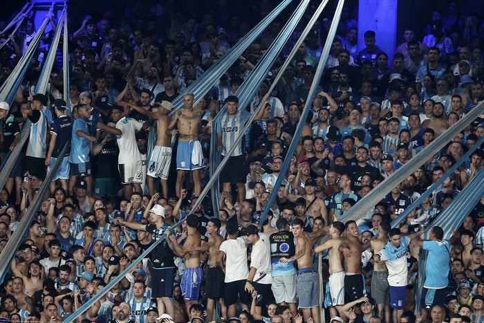 Hinchada de Racing durante el partido ante Botafogo, el 20 de febrero, en el estadio Presidente Perón en Avellaneda. · Foto: Alejandro Pagni, AFP