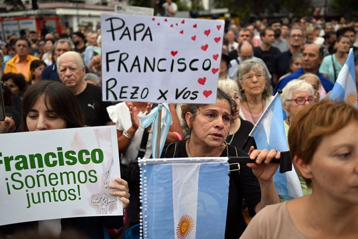 Fieles católicos asisten a una misa por el papa Francisco, el 24 de febrero, en la plaza Constitución, en Buenos Aires. · Foto: Luis Robayo, AFP