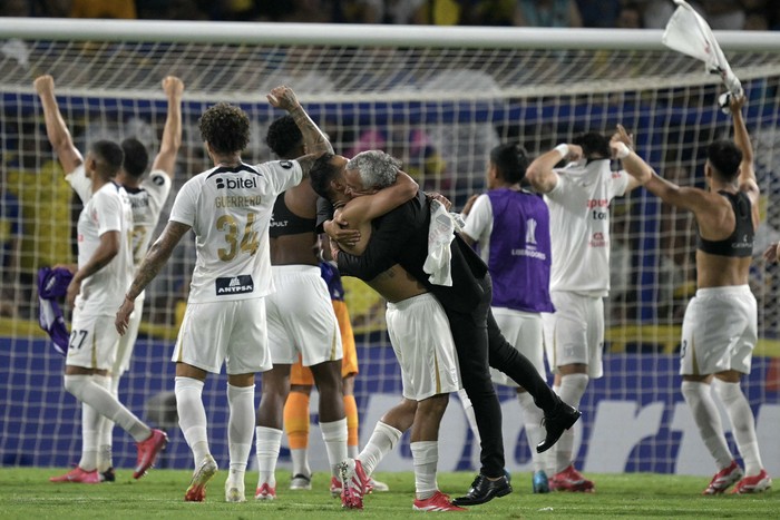 Néstor Gorosito, DT de Alianza Lima, celebra con sus jugadores, el 25 de febrero, en la Bombonera, en Buenos Aires. · Foto: Juan Mabromata,  AFP