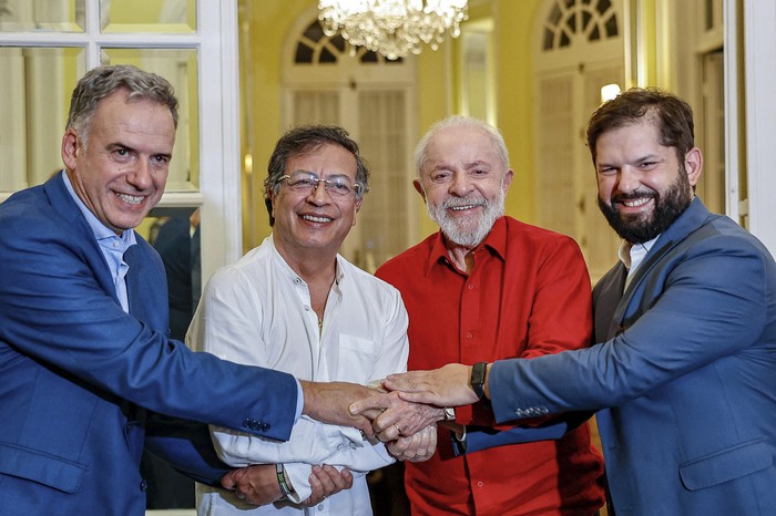 Yamandú Orsi, Gustavo Petro, Luiz Inàcio Lula da Silva y Gabriel Boric durante el encuentro que mantuvieron en la noche del 28 de febrero. Foto: Alex Ibánez, Presidencia de Chile, AFP