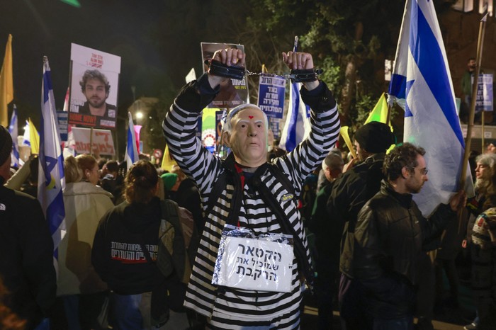 Familiares de los rehenes en poder de Hamas, durante una manifestación frente a la residencia del primer ministro en Jerusalén. · Foto: Menahen Kahana, AFP