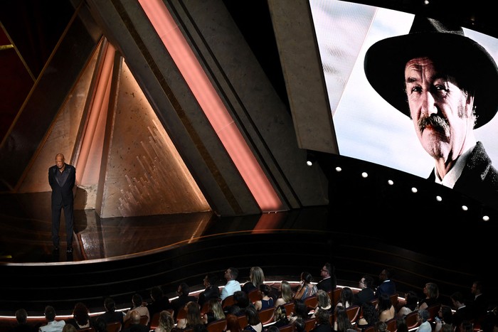 Una imagen del fallecido actor estadounidense Gene Hackman se ve en una pantalla durante la 97.a edición anual de los Premios Oscar en el Teatro Dolby en Hollywood, California, el 2 de marzo. · Foto: Patrick T. Fallon, AFP