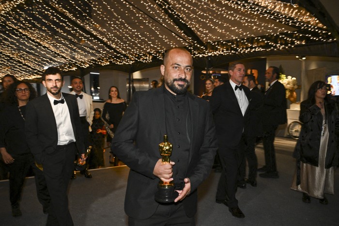 Hamdan Ballal con su premio a mejor documental por _No Other Land_ durante la 97ª edición de los Oscar, celebrada en el Dolby Theatre de Hollywood, California, el 2 de marzo. · Foto: Angela Weiss, AFP