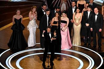 El cineasta Sean Baker acepta el premio a Mejor película por _Anora_ durante la ceremonia de los premios Oscar. · Foto: Patrick T. Fallon, AFP