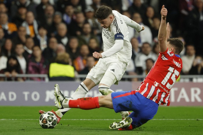 Federico Valverde, de Real Madrid, y Clement Lenglet, de Atlético Madrid, durante el partido de ida de los octavos de final de la UEFA Champions League, en el estadio Santiago Bernabéu. · Foto: Pierre Philippe Marcou, AFP