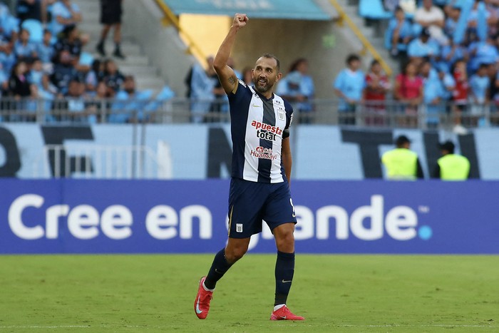 Hernán Barcos, de Alianza Lima, tras anotar el primer gol de su equipo, el 4 de marzo, durante el partido de ida ante Iquique, en el estadio Tierra de Campeones en Iquique, Chile. Foto: Alex Díaz, Photosport, AFP.