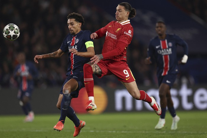 Marquinhos, de París Saint Germain, y Darwin Núñez, de Liverpool, durante el partido de ida de los octavos de final de la UEFA Champions League en el estadio Parc des Princes en París. · Foto: Franck Fife,  AFP