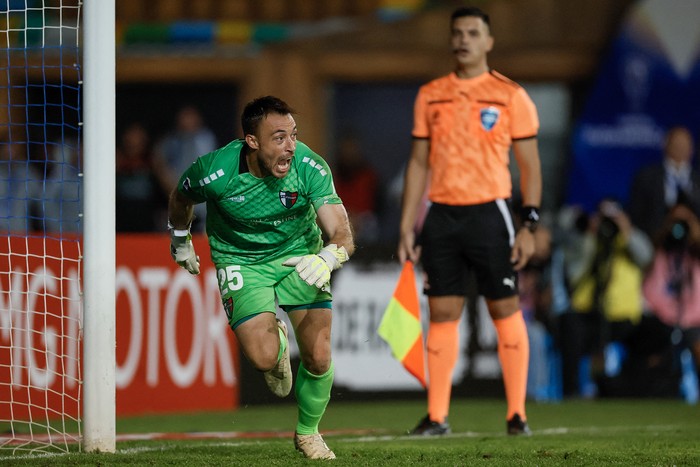 Sebastián Pérez, de Palestino, tras atajar el último penal ante Universidad Católica, el 4 de marzo, en el estadio Francisco ánchez Rumoroso de Coquimbo, Chile. Foto: Andrés Pina, Photosport, AFP.