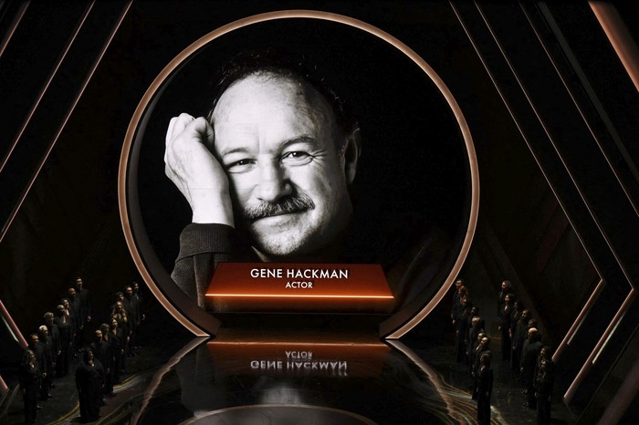 Imagen de Gene Hackman durante un homenaje recibido en la ceremonia de entrega de los Óscar en el teatro Dolby en Hollywood. · Foto: Patrick T. Fallon, AFP