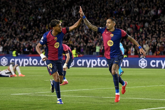 Raphinha y ​​Lamine Yamal, de Barcelona, en el estadio Olimpic Lluis Companys, en Barcelona. · Foto: Josep Lago, AFP