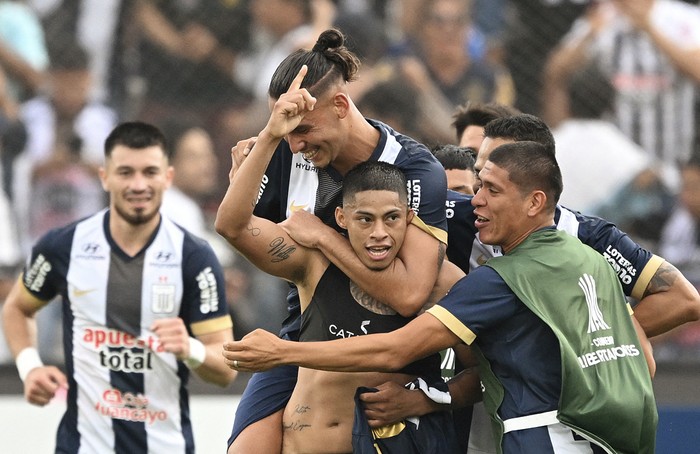 Kevin Quevedo, de Alianza Lima, celebra su gol ante Iquique, el 11 de marzo, en el estadio Alejandro Villanueva de Lima. · Foto: Ernesto Benavides, AFP