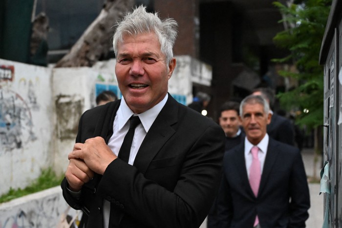 Fernando Burlando, abogado de Dalma y Giannina Maradona, sale de la sala del tribunal al final del primer día del juicio por la muerte de Maradona. · Foto: Luis Robayo, AFP