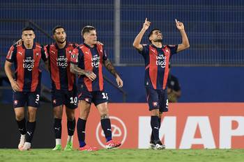 Federico Carrizo (d) celebra su gol ante Melgar, el 12 de marzo, en el estadio La Nueva Olla, en Asunción. · Foto: Daniel Duarte, AFP