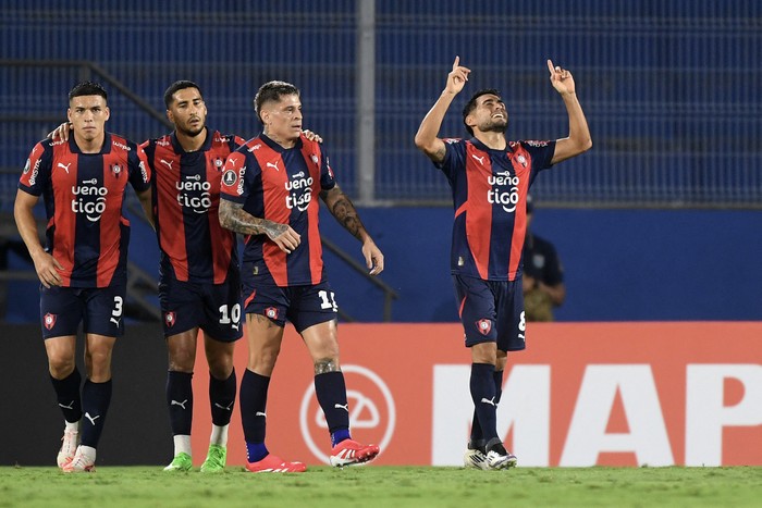 Federico Carrizo (d) celebra su gol ante Melgar, el 12 de marzo, en el estadio La Nueva Olla, en Asunción. · Foto: Daniel Duarte, AFP