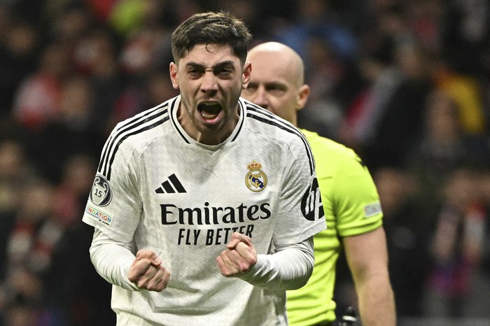 Federico Valverde, de Real Madrid, tras convertir ante Atlético de Madrid en la tanda de penales del partido de vuelta por la UEFA Champions League, en el estadio Metropolitano. · Foto: Javier Soriano, AFP